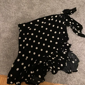 Kjol zara - Jätte fin kjol som passar alla storlekar eftersom det har knyte runt midjan och dragkedja där bak💕Jag har storlek xs i vanliga fall men denna sitter jätte bra på mig. Frakt tillkommer på 40kr! Kjolen är i jätte fint skick!