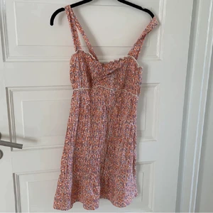 Zara klänning  - Säljer min snygga blommiga klänning från zara ❤️ 