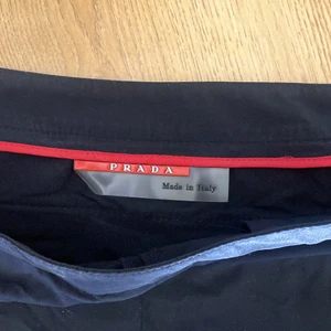 Vintage Prada byxor - Friluftsbyxor (?) från Prada.  Kom med bud. Har inget kvitto då dom är köpta av en reseller.  står strl 42 men skulle tippa på att det inte är europeisk storlek. Passar mig som har S Köparen står för frakten 