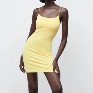 Gul zara klänning  - Helt ny och oanvänd!!