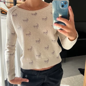 Cashmere tröja - INTRESSEKOLL på min as coola cashmere tröja med döskallar på!💀❤️ Supermjuk kvalité! Den är i storlek S men är en liten modell. 