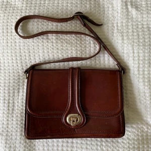 Vintage väska! - Brun ”läderväska” känns som riktigt läder men är ej säker! köpt vintage! Fint skick på utsidan men mer slitage på insidan! Justerbart axelband! 2 stora fack och ett litet med dragkedja! Köparen står för frakt/möts i Stockholm!⭐️⭐️