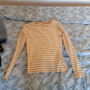 långärmad tröja - Den är fin å bekväm🤍💛