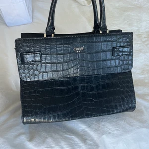 Guess väska - Guess-väska köpt på Guess i Italien 2020. Något sliten på handtagen, kan skicka bild 💕 annars i fin skick 