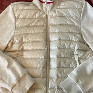 Moncler cardigan - Hej, Säljer denna mycket fina Moncler cardigan. Färgen är mycket sällsynt och den är i väldigt gott skick. Inte en skråma då den knappt är använd pga storleken. Jackan är köpt på Monclers egna hemsida för 7200kr. Kvitto och originalbox ingår. 