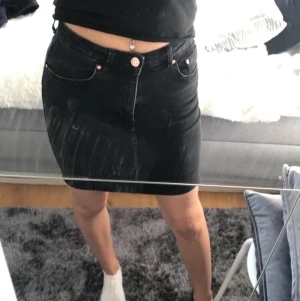 Jeans kjol - Super fin och skön jeans kjol i storlek 34, den sitter ganska tajt. Från hm. Funkar både som lågmidjad och högmidjad. 