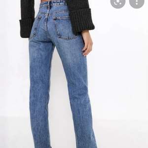 Säljer mina fina zara jeans i modellen mid rise straight full length på grund av att jag inte använder dom längre. Endast använda ett fåtal gånger och dom är i toppenskick! Frakten ingår inte i priset