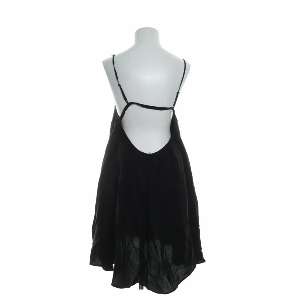 Säljer denna fina svarta klänning med öppen rygg från hm. Hittar den inte på hemsidan så tror inte den säljs längre!🖤 200 + frakt (60kr)🖤. Klänningar.