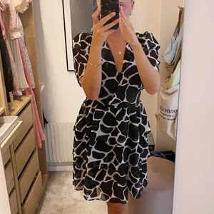 Klänning  - Säljer denna svart vita volang klänningen från NA-KD strl small och säljer för 100kr+frakt 💓