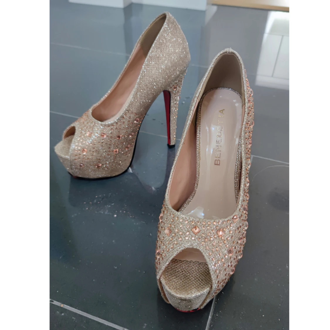 Klackskor med öppen tå i storlek 37 - 90