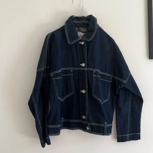 Jeansjacka Zara - Jeansjacka med sömmar som är från Zara. Stolek M! Kan mötas upp i Stockholm eller skicka! 