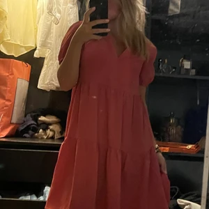 Rosa only klänning  - Säljer denhär klänningen fårn only. Storlek xs men skulle även säga att den kan passa större lite beroende på hur man vill att den ska sitta. Superenkel att både klä upp och klä ned och man kan verkligen ha den till alla tillfällen. 