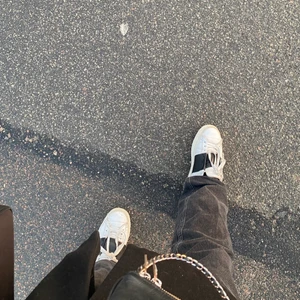 Valentino skor  - Äkta valentino skor i storlek 37 men passar även storlek 38. Använda men går säkert att fixa till. Mina favoritskor som tyvärr blivit för små för mig. Priset gör att diskuteras så lägg gärna egna bud