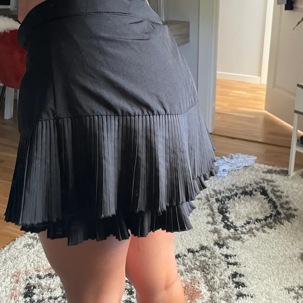 Söt svart kjol från Zara med insydda shorts ! 💞. Kjolar.