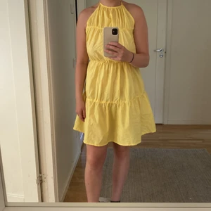 Gul sommarklänning - Endast testad sommarklänning från missguided. Luftig och öppen i ryggen. Storlek 40 men sitter som en 36-38, passar alla mellan 34-40. Säljer för 70kr + frakt, pris kan alltid diskuteras. BETALNING VIA SWISH SÅ EJ KÖP NU!!