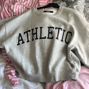 Grå tröja  - Säljer denna gråa tröjan ifrån bikbok i storlek S. Jätte fin men kommer aldrig till andvändning. Säljer för 200kr