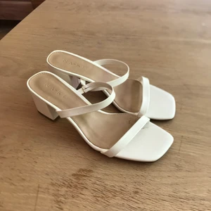 Vita klackskor - Säljer mina klackskorna jag hade på studenten, bara använda en gång. På undersida kan man se att de använt en gång men annars är de i fint skick! Stl 38.