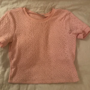 Topp - Jättefin zara topp i rosa som jag säljer för att den inte sitter så jag vill på mig. Sista bilden är en likadan tröja fast i beige/vit. Den är i bra skick och har inte används super mycket ❤️ tröjan är i st m men känns som en s/xs. 