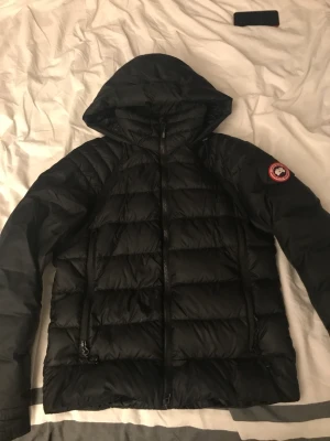 Canada goose jacka - Äkta canada goose jacka köpt för 7000kr i storlek M  Jackan har en öppning på baksidan som är fixad annars inga problem