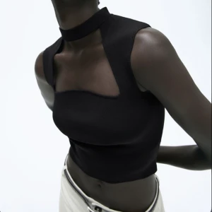 Zara choker topp - Säljer nu min svarta topp med choker. Den är ifrån zara, knappt använd 💓 Skriv för fler bilder då denna bild är lånad! DU STÅR FÖR FRAKT 📦 