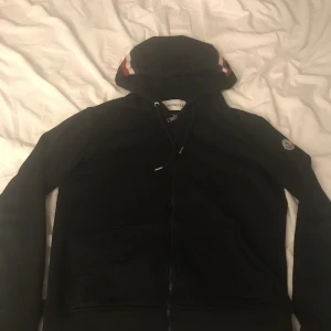 Moncler kofta - Fin kofta inga problem jag säljer den eftersom att den inte passar mig längre  Storlek M men den är ganska liten i storleken S skulle också passa