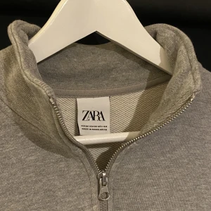 Zip tröja - Grå zip från Zara. Storlek M men liten i storlek. Bra skick. Hör av er vid frågor🙂