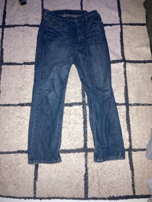 Levis 559 - Levis jeans i 32/32  Säkjs eftersom att de vart lite för stora. Super skick och knappt använda