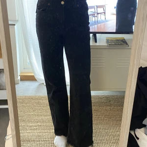 Svarta jeans - Svarta långa (men är gjorda så man kan klippa de kortare) jeans från zara i stel 38. Väldigt bra skick, ej utvättade eller uttöjda.
