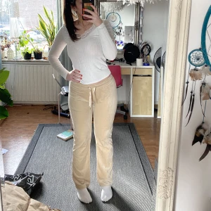 Mjukisbyxor  - Beiga mjukisbyxor från Gina tricot. Är i bra skick.