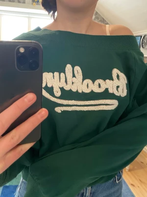 Tröja från Lindex!  - Mörkgrön tröja från Lindex i storlek 158-164 (12-14y)💚väl använd men ändå fint skick. Säljer för 100 kr inkl frakt 💕