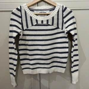 Tommy Hilfiger tröja - Väldigt fin tröja från Tommy Hilfiger💕passar till alla årstider! Tveka inte på ställa eventuella frågor, köparen står för frakten💕🫶nypris: 900kr