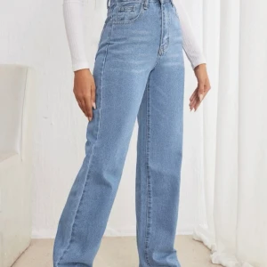 Baggy blåa jeans  - Väldigt baggy jeans helt nya och oanvända. Stor i storleken. Aldrig använda endast tvättade. Köparen står för frakt 