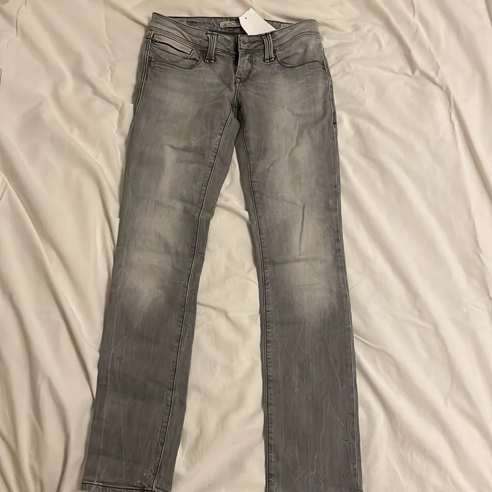 Lågmidjade och raka jeans som inte kommer till användning.. Jeans & Byxor.