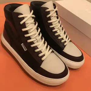 Knappt använda  Svart, vit och brun Storlek 42 Skolåda och dust bag tillkommer  https://www.sneakinpeace.com/products/sunnei-mens-dreamy-leather-black-white-high-top-sneakers