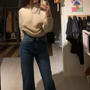 Blå jeans  - Blåa jeans som är för korta på mig som är 176 (andra bilden). Kommer därför inte till användning och har använts enstaka gånger 