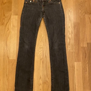 Lågmidjade jeans - Lågmidajde straight true religion jeans.