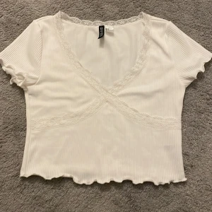 V-ringad t-Shirt  - Superfin tröja från H&M! Storlek s men passar både xs/s! Säljer då den inte används längre. 