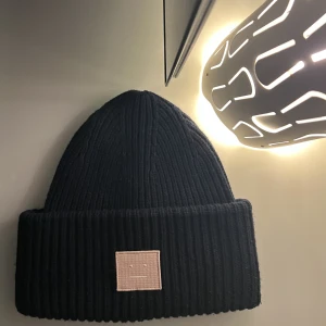 Marinblå acne mössa med rosa märke - Säljer min acnemössa i super fint skick. Marinblå med ljusrosa märke. Skriv om ni har nån fråga eller vill se fler bilder så löser jag det! Jag säljer för 700 men pris kan diskuteras💗💗