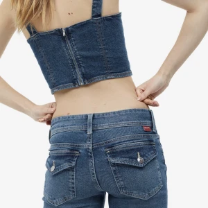 H&M low flare jeans - Jag säljer dom efterfrågade Low waist jeansen från H&M just för att dom aldrig kommer till användning. Dom är lite mindre i storleken så dom passar som 36/38