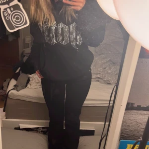 hov1 hoodie - Så fin rhinestone hoodie av hov1! Köptes på nått av deras släpp och har knappt använts. Pris är diskuterbart!