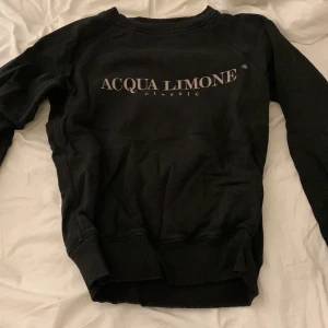 Acqua limone sweatshirt - Svart äkta tröja, använd 6 gånger. Nypris 999kr. Storlek xs 