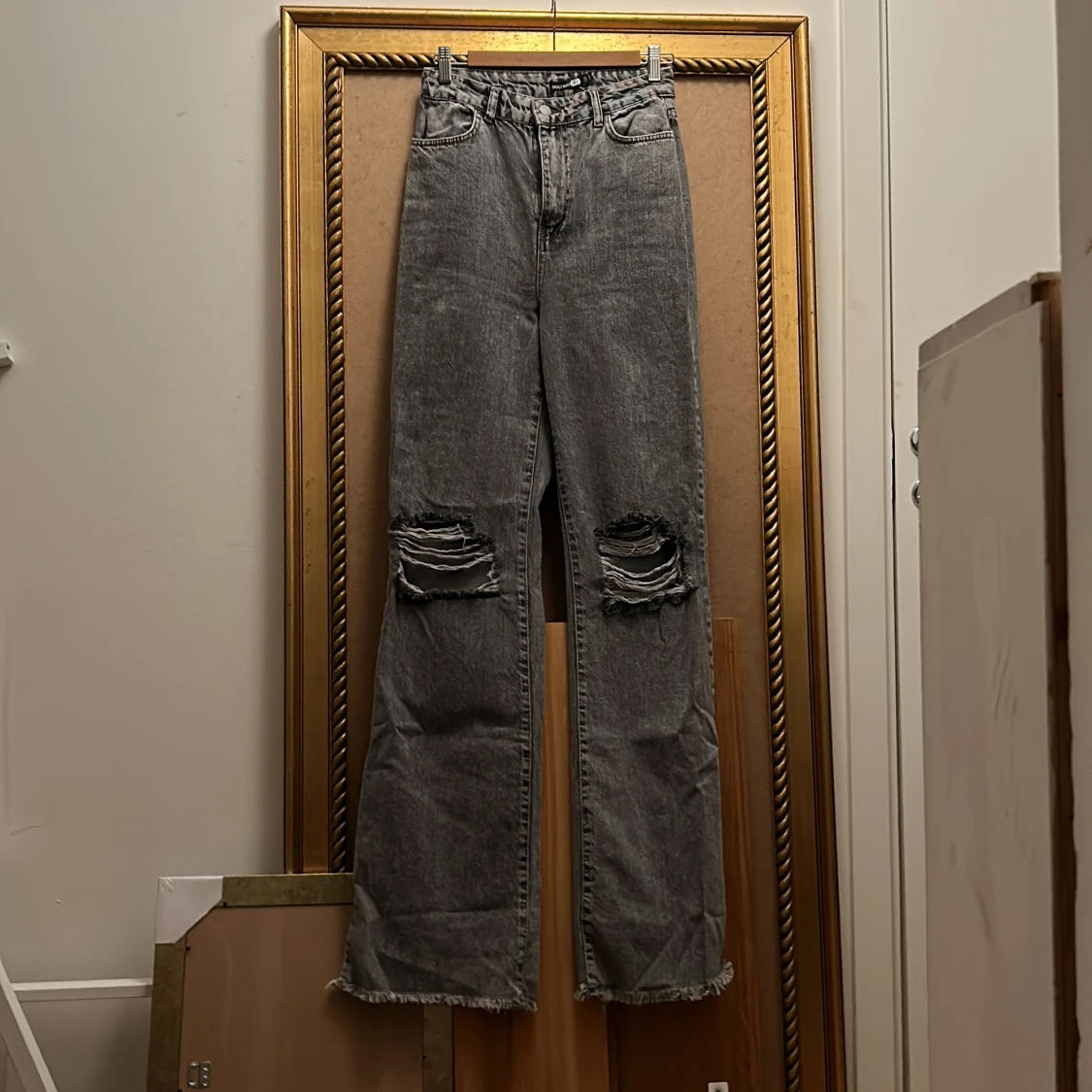 Grå ripped knee jeans - 90