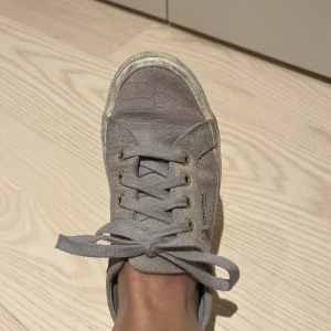 Superga snakeskin suede skor - Fina sneakers från Superga i grå mocka med ormskinnsmönster. Lite smutsiga på sulan (som säkert går bort, inte själv testat) men i övrigt i fint skick. Nypris ca 1000kr 