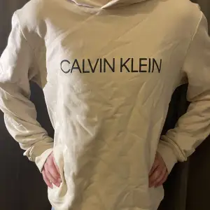 Calvin Klein hoodie i storlek 14y som jag säljer flr den inte kommer till användning. Pris kan diskuteras ❣️