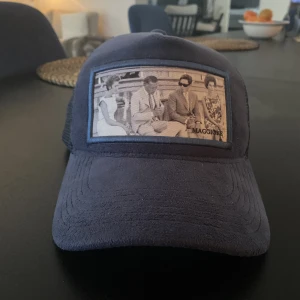 Maggiore keps - Säljer en riktigt snygg maggiore keps. Season 1 c3. Det släpptes bara 100st så den är väldigt rare. Saknar två pluppar där bak. Annars så är den i perfekt skick. 