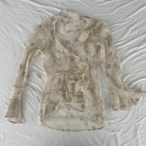 Kofta  - Så vacker silkes liknande kofta/topp. Har paljett detaljer. Mycket bra skick. Lite säker på storleken. Köps via Swish eller köp nu 💋