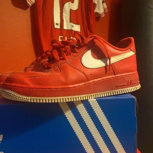Egen customized airforce 1 - Säljer ett par inprincip helt oanvända air force som jag köpte på nike för  ngt år sedan. Strl 42