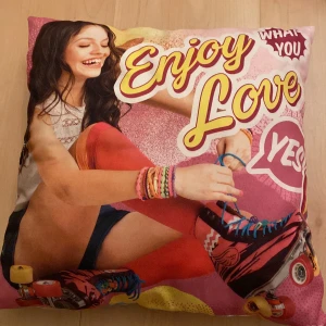 Soy luna kudde - Det är en soy luna kudde som jag inte använder längre och tänkte att någon kanske ville ha den?😃