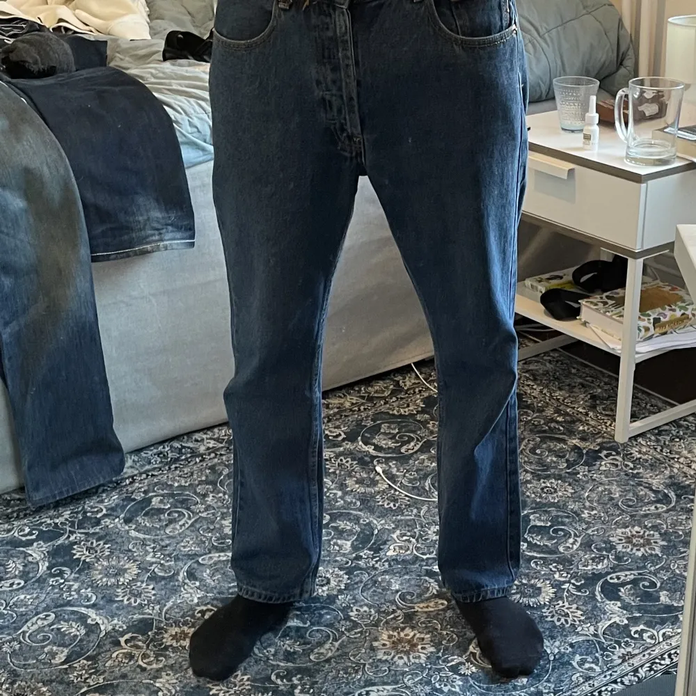 Örjan Andersson Hen i W32,  Dark blue  Säljer jeansen eftersom dem inte kommer till användning. Raka jeans som inte är för baggy. Ytterbenet är 100cm.. Jeans & Byxor.