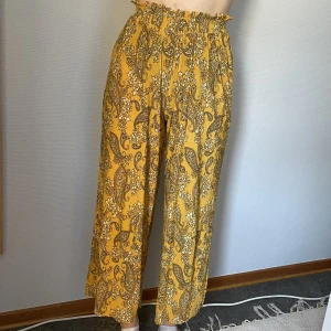 Härlig somrig byxa! - Väldigt skön och härlig byxa som tyvärr är lite för liten för mig (kort i benen och en aning tajt i midjan). Storlek xs. 